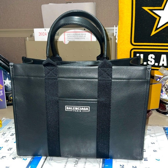 Authentic NWT Balenciaga Tote - Picture 1 of 10